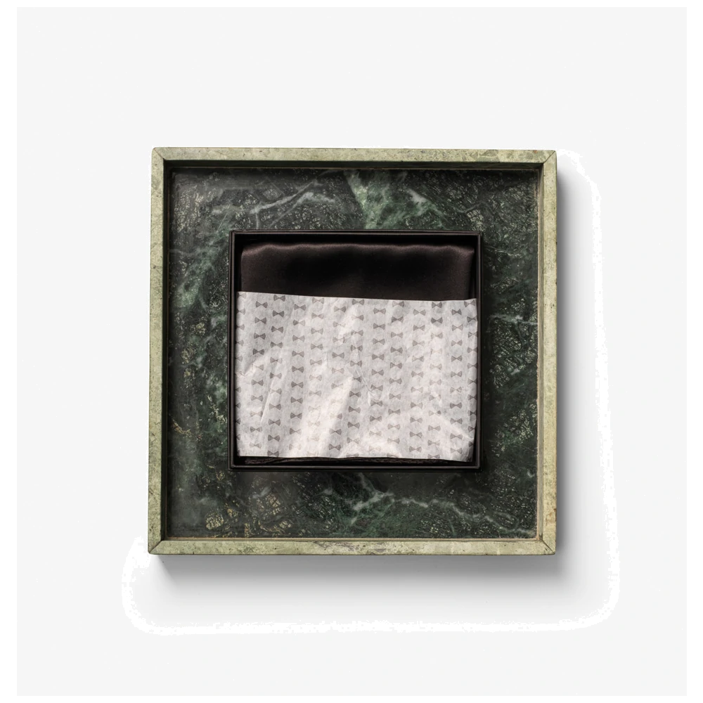j920600_james-harvest-frost-solid-scarf-with-giftbox-sjaal-dames-29206002920600-900-scarf-box-black-closeup3