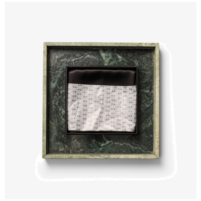j920600_james-harvest-frost-solid-scarf-with-giftbox-sjaal-dames-29206002920600-900-scarf-box-black-closeup3